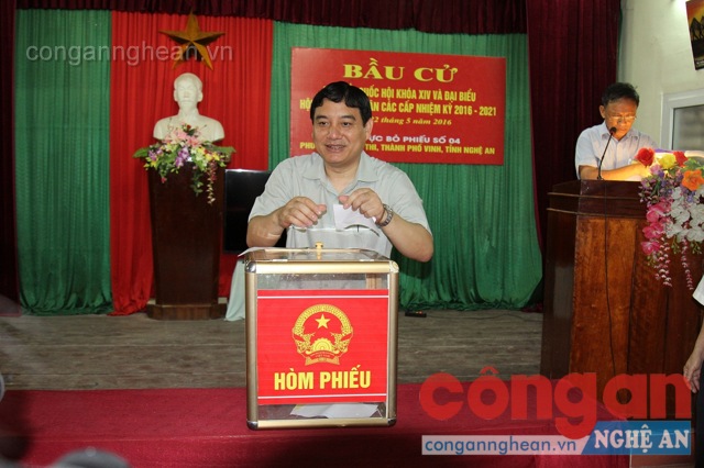 Đồng chí Nguyễn Đắc Vinh - Bí thư Tỉnh ủy bỏ phiếu tại tổ bầu cử số 4, phường Trường Thi
