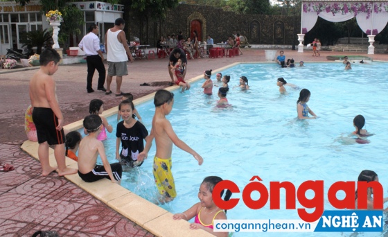 Trước khi bơi lội trở thành môn học chính khóa, phụ huynh nên trang bị kiến thức và kỹ năng phòng tránh đuối nước cho trẻ bằng việc cho con em tham gia các lớp học bơi