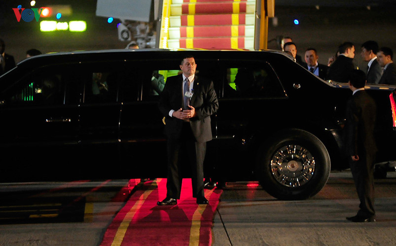 Tập trung cao độ khi Tổng thống Obama xuống máy bay và bước vào siêu xe.