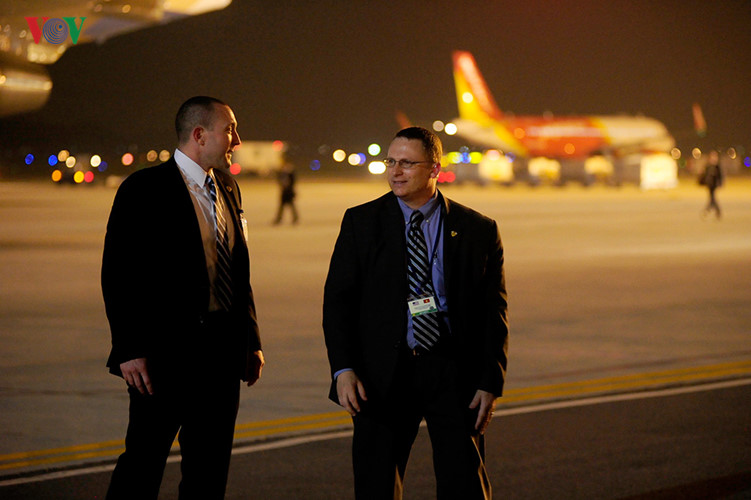 Phút thảnh thơi hiếm có của đặc vụ Mỹ khi Cadillac One chở ông chủ Nhà Trắng rời sân bay Nội Bài.