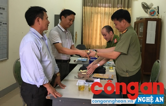Công an huyện Anh Sơn trao trả tài sản cho linh mục giáo xứ Lãng Điền