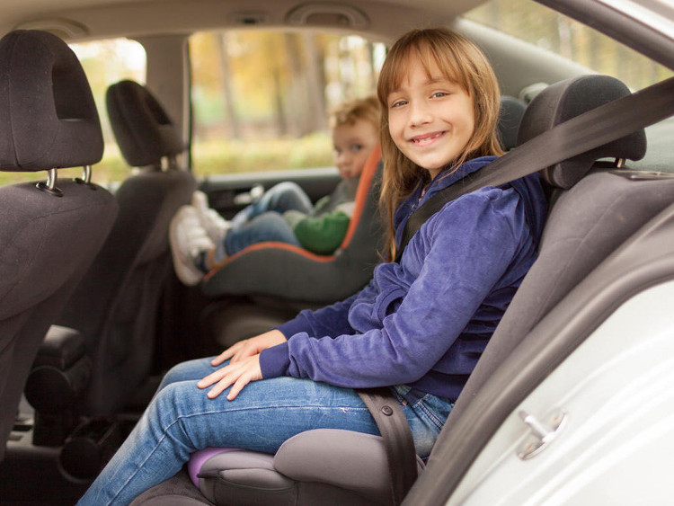 Để đảm bảo an toàn cho trẻ em ngồi trên ô tô, việc trang bị ghế xe hơi dành cho trẻ em là điều rất cần thiết.