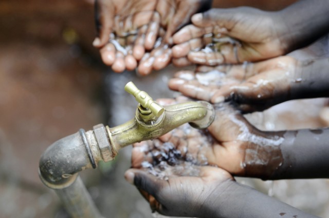 Có tới hơn 748 triệu người trên thế giới không được sử dụng nước sạch.
