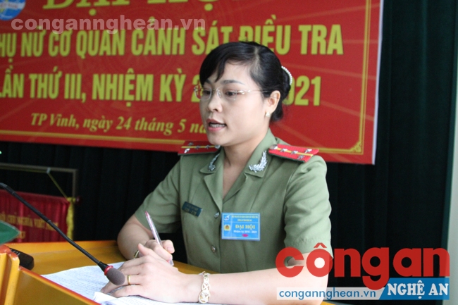 Đồng chí Đại úy Hồ Thị Thu Thủy - Phó chủ tịch Hội phụ nữ Công an tỉnh phát biểu chỉ đạo tại Đại hội