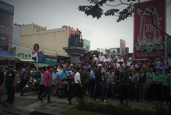 Khu vực gần sân bay Tân Sơn Nhất người dân đứng đầy 2 bên đường