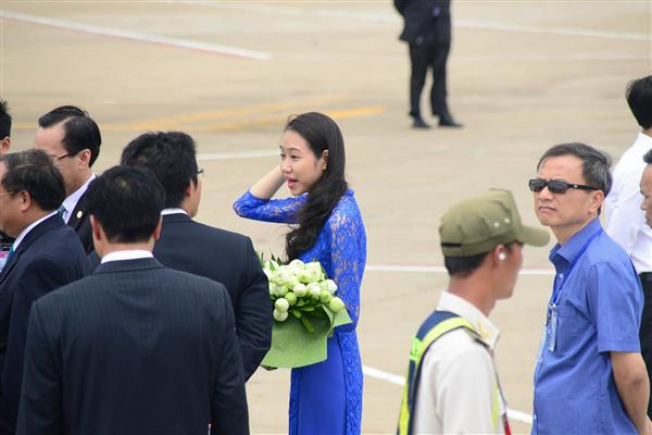  Bó hoa sen trắng do một thiếu nữ mặc áo dài sẽ được tăng cho ông Obama trước khi rời khỏi Việt Nam