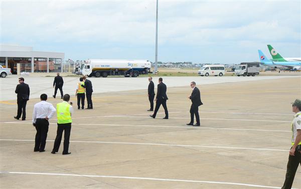 Tình hình an ninh tại sân bay Tân Sơn Nhất được thắt chặt. An ninh Việt Nam cùng đặc vụ Mỹ kiểm tra xung quanh khu vực máy bay đậu.