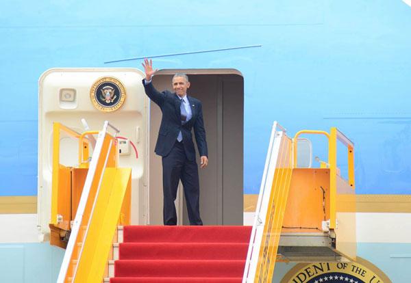 Tổng thống Obama vẫy chào người đưa tiễn, lên chiếc Air Force One rời TPHCM, kết thúc tốt đẹp chuyến thăm Việt Nam.