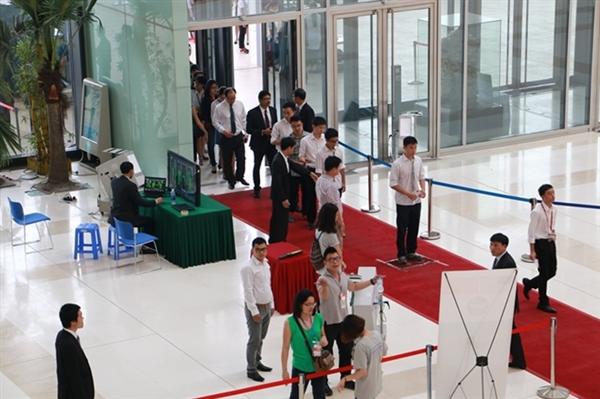 Nhiều phương tiện, máy móc kiểm tra an ninh hiện đại được đưa vào sử dụng trước buổi phát biểu của Tổng thống BarackObama tại Trung tâm hội nghị Quốc gia, Mỹ Đình, Hà Nội.