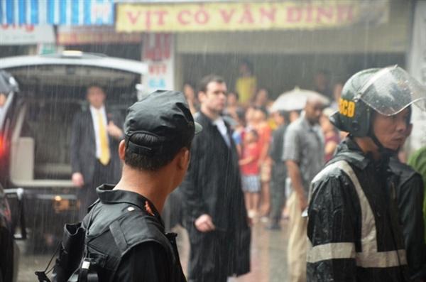 Đội mưa bảo đảm an ninh trên các tuyến đường Thủ đô.