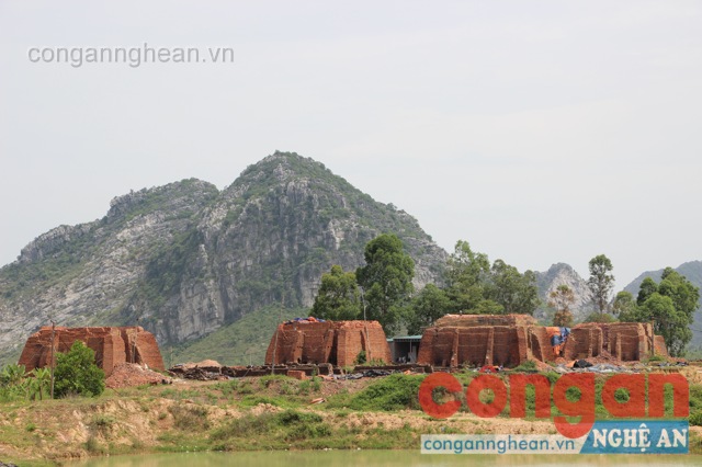 Lò gạch của bà Phan Thị Muôn  tại khối 8, phường Quỳnh Thiện