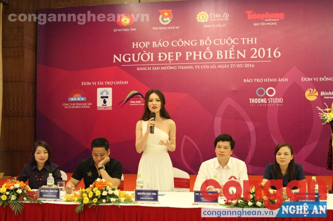 Á hậu Thụy Vân – Gương mặt đại diện cho cuộc thi và Diễn viên Minh Tiệp trả lời câu hỏi của các nhà báo và thí sinh