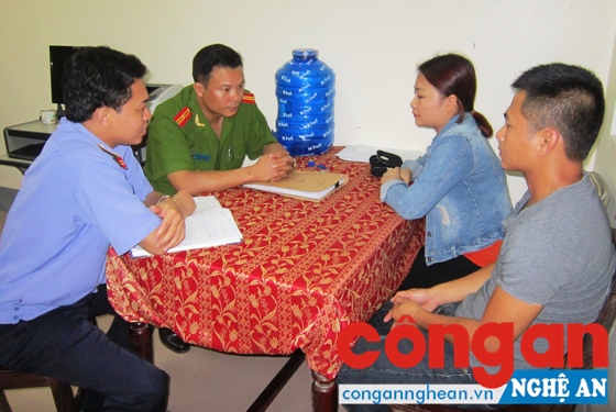 Cơ quan điều tra và Viện KSND tỉnh làm việc với các đối tượng trong đường dây đánh bạc xảy ra tại thị trấn Con Cuông