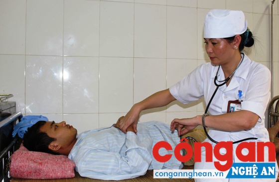  Bác sĩ Nguyễn Thị Minh Châu, Trưởng khoa Phục hồi chức năng thăm khám cho một bệnh nhân trầm cảm