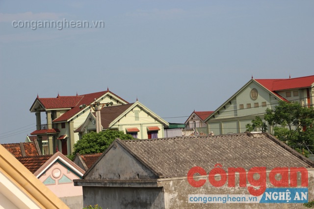 Dây điện đi qua mái nhà ông Thành, xóm Hồng Thịnh, xã Diễn Hồng