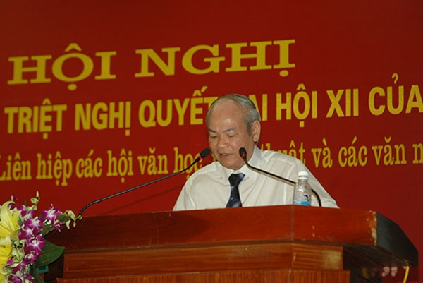  GS.TS Lê Hữu Nghĩa, Phó chủ tịch Hội đồng lý luận TW giới thiệu Báo cáo  chuyên đề Nghị quyết Đại hội XII của Đảng tới các học viên.