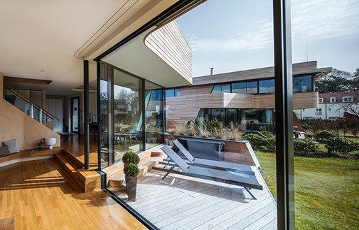 Những tấm kính lớn giúp căn nhà tận dụng được tối đa ánh sáng tự nhiên.