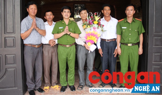 Đồng chí Thượng tá Nguyễn Đức Hải – Phó Giám đốc Công an tỉnh trao thưởng Hội đồng mục vụ Giáo xứ Hội Yên