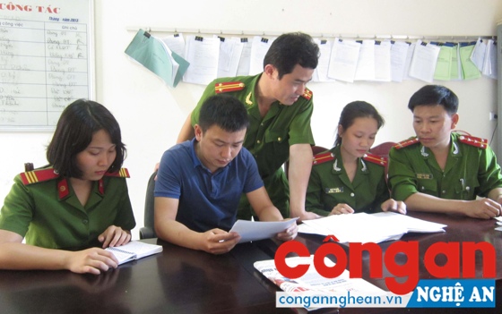 Đội Cảnh sát Hình sự Công an huyện Diễn Châu nghiên cứu hồ sơ vụ án trước khi phá án