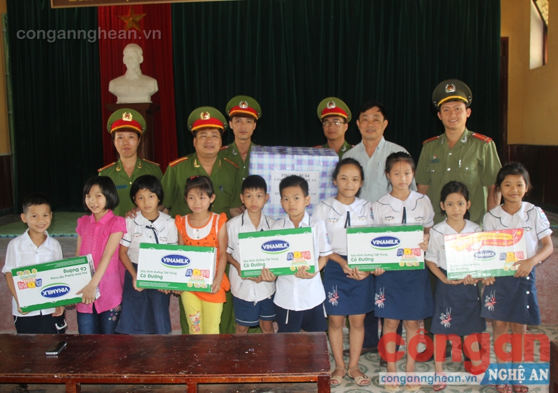 Phòng Cảnh sát quản lý hàng chính về trật tự xã hội Công an Nghệ An tặng quà cho các em làng trẻ em SOS