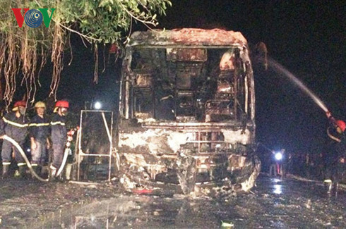 Chiếc xe đi đến địa phận huyện Bualapha, tỉnh Khăm Muộn (Lào) cách cửa khẩu Cha Lo (tỉnh Quảng Bình) khoảng 15 km thì bất ngờ phát nổ. Tại hiện trường chiếc xe khách bị cháy rụi hoàn toàn.