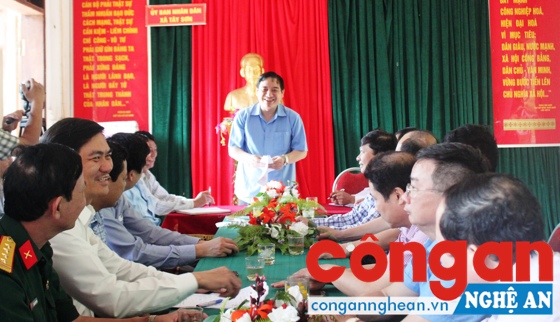 Đồng chí Bí thư Tỉnh ủy Nguyễn Đắc Vinh phát biểu chỉ đạo tại buổi làm việc với Đảng bộ xã Tây Sơn.