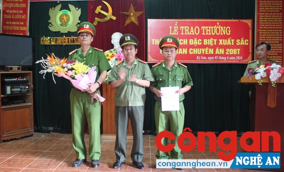 Đồng chí Đại tá Nguyễn Tiến Dần, Phó Giám đốc Công an tỉnh trao thưởng Công an huyện Kỳ Sơn