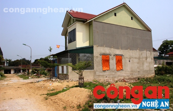 Nhiều ngôi nhà liền kề Dự án tổ hợp Dịch vụ và Thương mại Tecco tại huyện Con Cuông xây dựng khi chưa có giấy chứng nhận quyền sử dụng đất và giấy phép xây dựng