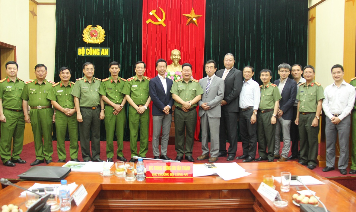  Thứ trưởng Bùi Văn Thành cùng các đại biểu hai bên chụp ảnh lưu niệm tại cuộc họp.