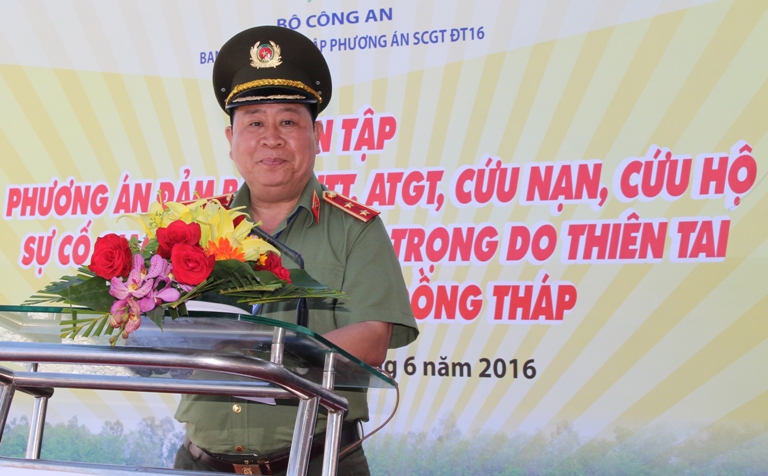 Trung tướng Bùi Văn Thành phát biểu tại buổi diễn tập.