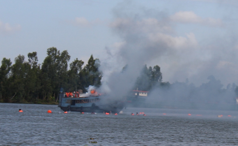  Lực lượng chức năng nhanh chóng tiếp cận sự cố trên sông.
