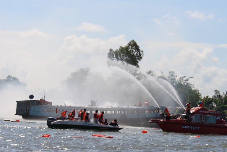 Các lực lượng chức năng tham gia giải quyết sự cố trên sông.