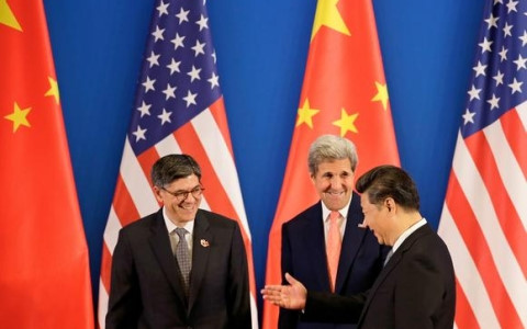 Chủ tịch Trung Quốc Tập Cận Bình (ngoài cùng bên phải) tiếp Bộ trưởng Tài chính Mỹ Jack Lew (ngoài cùng bên trái) và Ngoại trưởng John Kerry. Ảnh AP