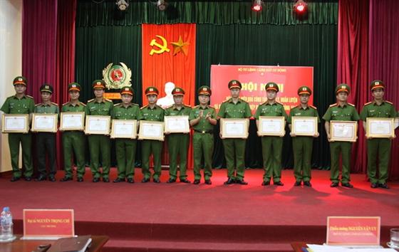 Thiếu tướng Nguyễn Văn Uy tặng Bằng khen của Bộ Tư lệnh CSCĐ cho các tập thể.