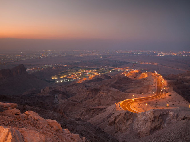  Con đường Jebel Hafeet Mountain ở Các tiểu vương quốc Arab thống nhất (UAE) được coi là một trong những con đường tuyệt vời nhất thế giới để lái xe.