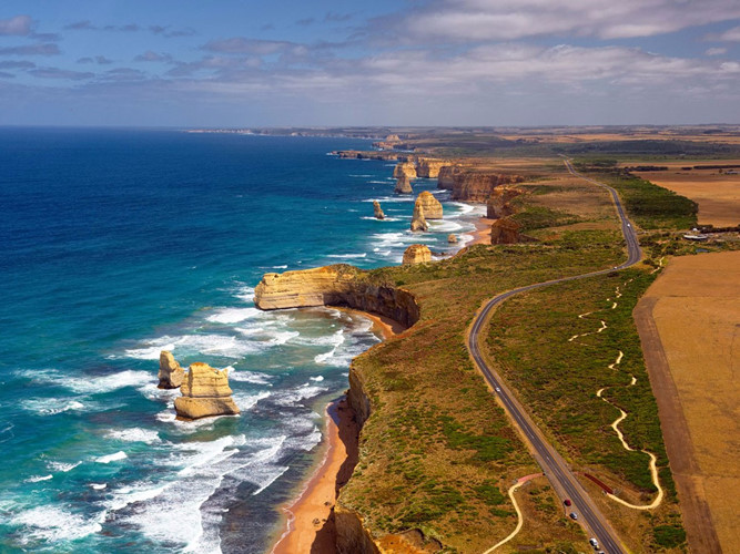 Great Ocean được xem là một trong những cung đường đẹp nhất ở Australia. Cung đường này chạy dọc theo đường bờ biển phía tây nam xinh đẹp của tiểu bang Victoria, Garden Route của Nam Phi.