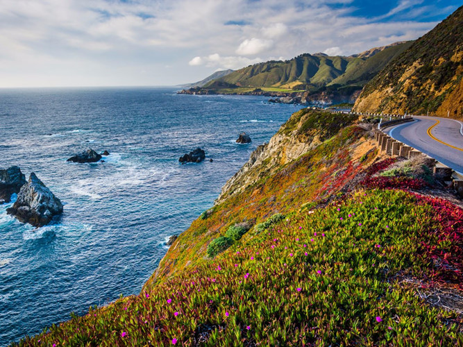 Đường cao tốc Pacific Coast từ Los Angeles đến San Francisco, Mỹ sẽ khiến tài xế mê mẩn bởi khung cảnh biển ấn tượng, những đoạn dốc quanh co.