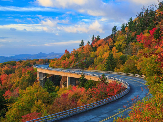The Blue Ridge Parkway trải dài 469 dặm, kết nối Công viên quốc gia Great Smoky Mountains ở Bắc Carolina đến Công viên quốc gia Shenandoah của Virginia, Mỹ đẹp như một bức tranh.