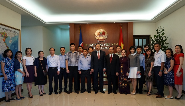 Bộ trưởng Tô Lâm thăm Đại sứ quán Việt Nam tại Malaysia.