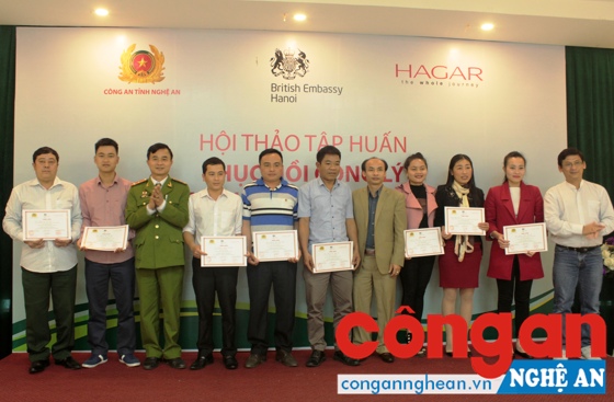  Công an Nghệ An, Cục C45 - Bộ Công an và Tổ chức quốc tế Hagar trao giấy chứng nhận tập huấn công tác phòng, chống tội phạm mua bán người