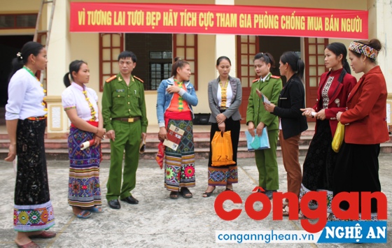 Công an Nghệ An tuyên truyền về công tác phòng, chống  tội phạm mua bán người cho nhân dân tại huyện Con Cuông
