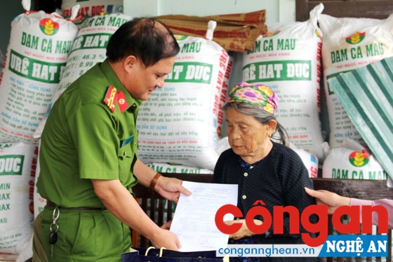 Đại tá Trần Thăng Long, Trưởng Công an huyện Quỳnh Lưu tặng quà cho mẹ VNAH Vũ Thị Ngân