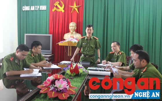 Đồng chí Nguyễn Hữu Cường, Phó Trưởng Công an TP Vinh chỉ đạo Đội CSHS triển khai kế hoạch truy bắt đối tượng gây án