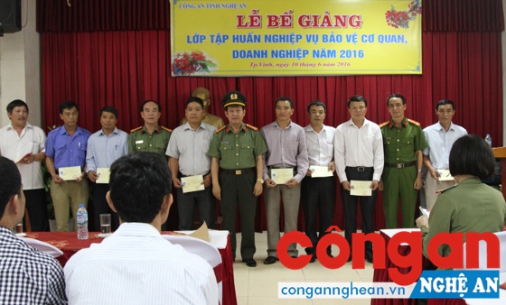 Đồng chí Nguyễn Tiến Dần, Phó Giám đốc Công an tỉnh trao giấy chứng nhận cho các học viên.