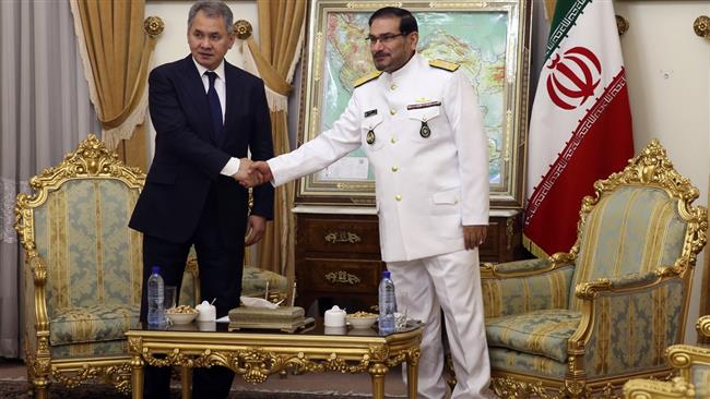  Bộ trưởng Quốc phòng Nga Shoigu (trái) gặp Tổng thư ký Hội đồng An ninh Tối cao Quốc gia Iran Ali Shamkhani tại Tehran ngày 9-6.