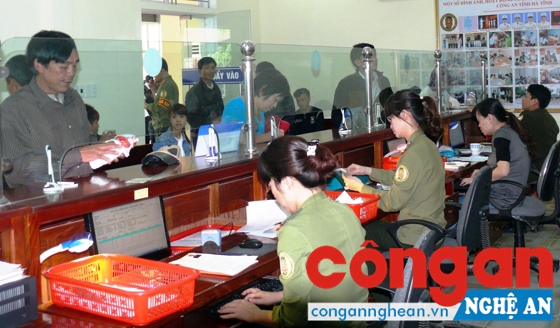 Cán bộ Phòng Quản lý XNC tiếp nhận, hướng dẫn người dân làm thủ tục cấp đổi hộ chiếu - Ảnh: Văn Hùng