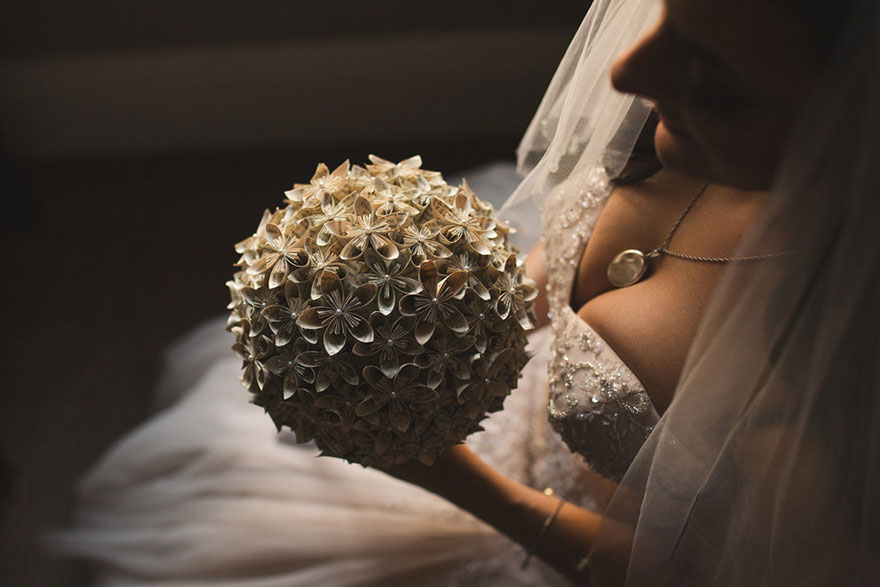 Thay vì cầm hoa tươi, cô dâu sẽ cầm bó hoa giả kết từ những trang truyện Harry Potter.