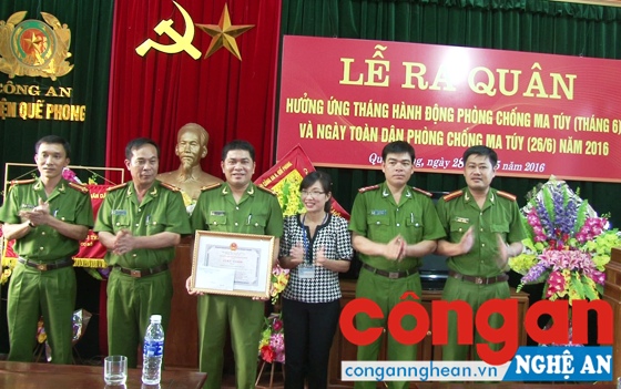 Lãnh đạo huyện Quế Phong trao thưởng cho Ban chuyên án 516P - Ảnh: Vân Thanh