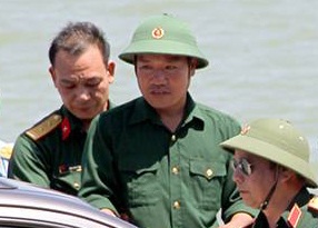 Thiếu tá Nguyễn Hữu Cường (người đứng giữa) được đưa vào bờ an toàn