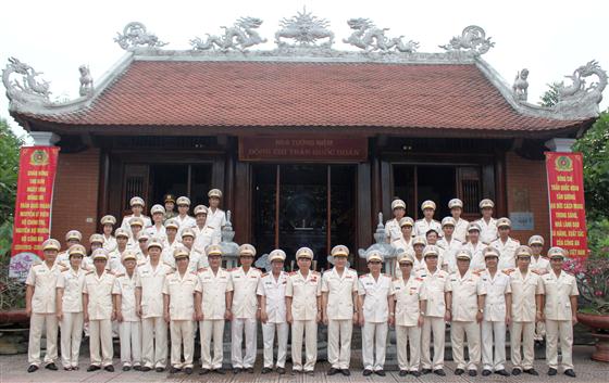 Tổng cục Chính trị CAND chụp ảnh lưu niệm cùng lãnh đạo Công an tỉnh Nghệ An và Cảnh sát PC&CC Nghệ An tại nhà lưu niệm cố Bộ trưởng Trần Quốc Hoàn nhân dịp kỷ niệm 35 năm thành lập.